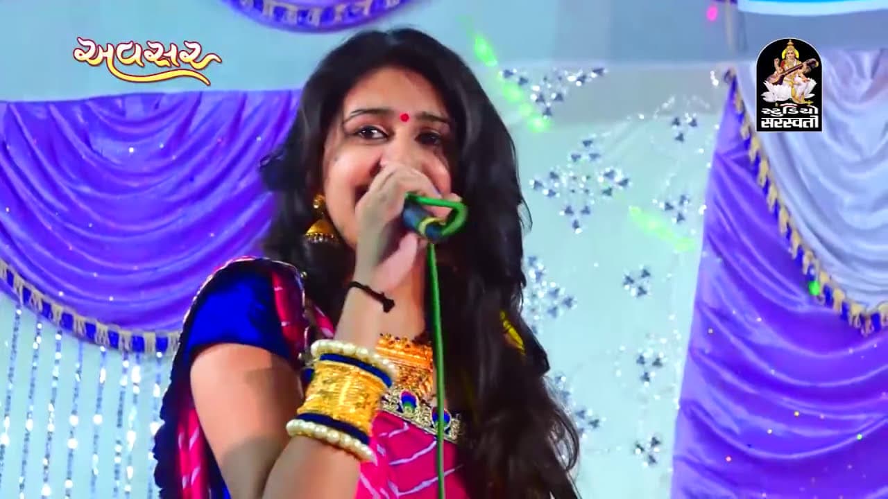 Kinjal Dave singing at a live programme in Mahesana