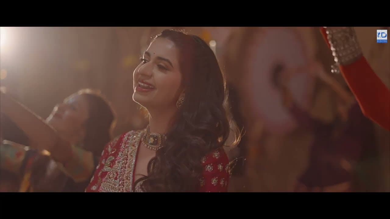 Kinjal Dave smiling in a festive Navratri setting