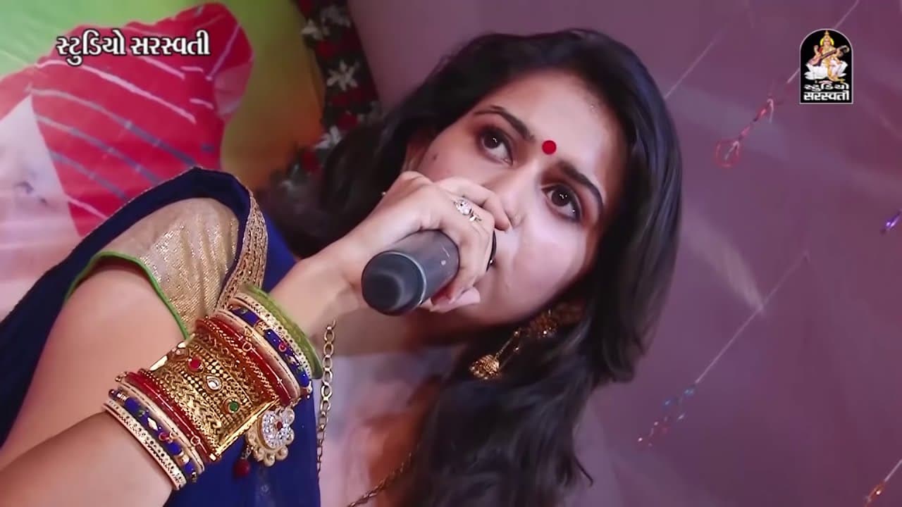 Kinjal Dave singing at a live programme in Porbandar